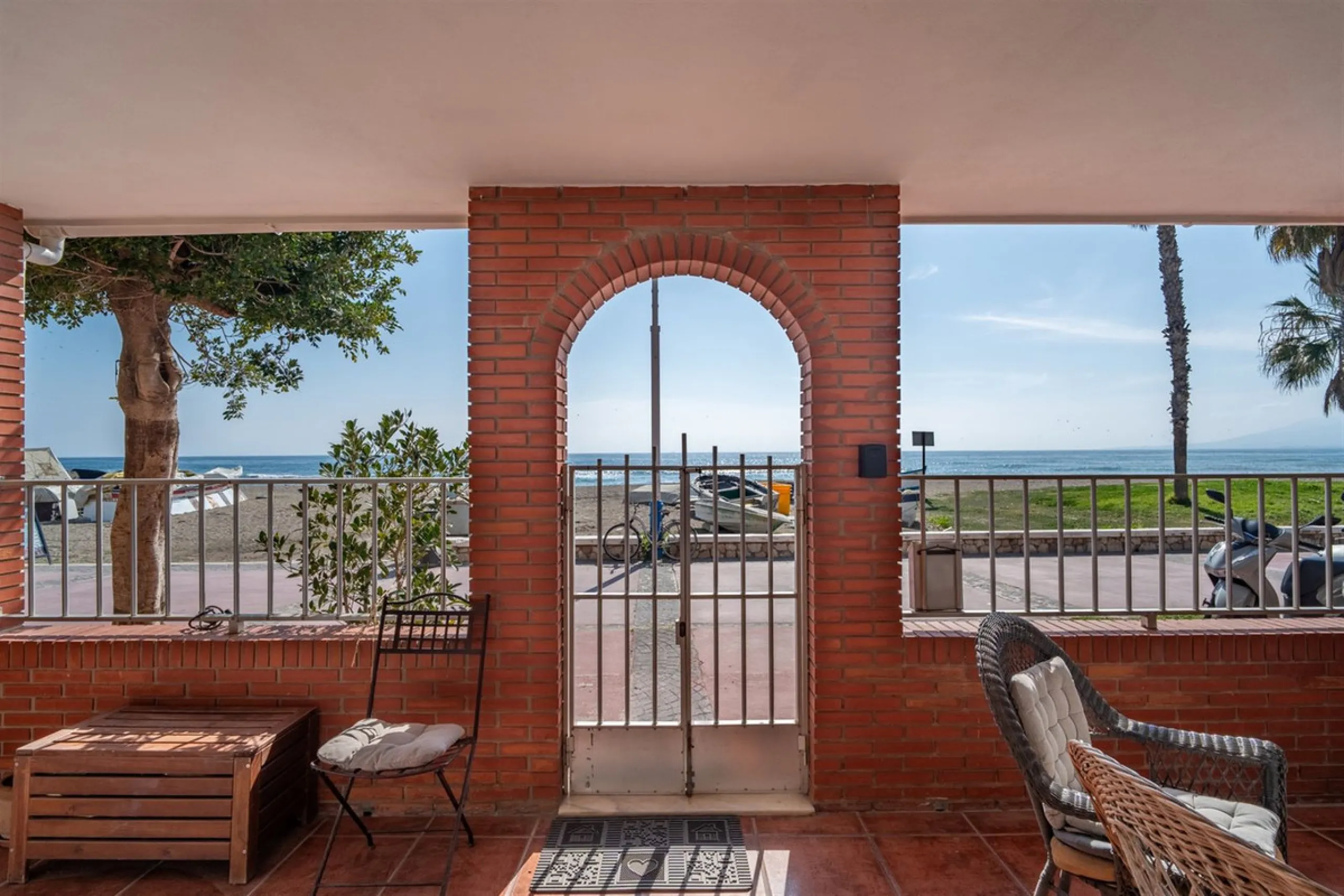 Located on the absolute frontline of the sea in the charming area of El Palo, this is a truly unique property that rarely comes onto the market.