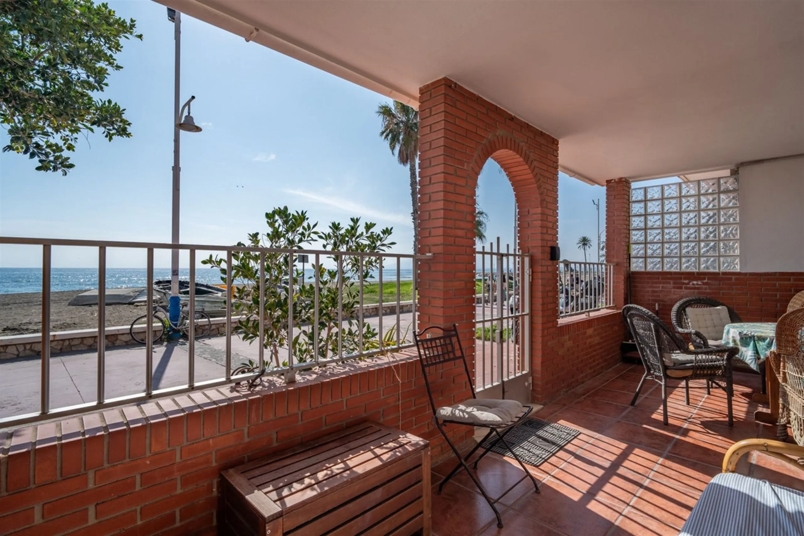 Located on the absolute frontline of the sea in the charming area of El Palo, this is a truly unique property that rarely comes onto the market.