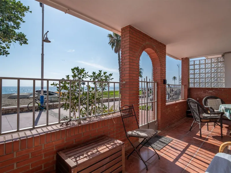 Located on the absolute frontline of the sea in the charming area of El Palo, this is a truly unique property that rarely comes onto the market.