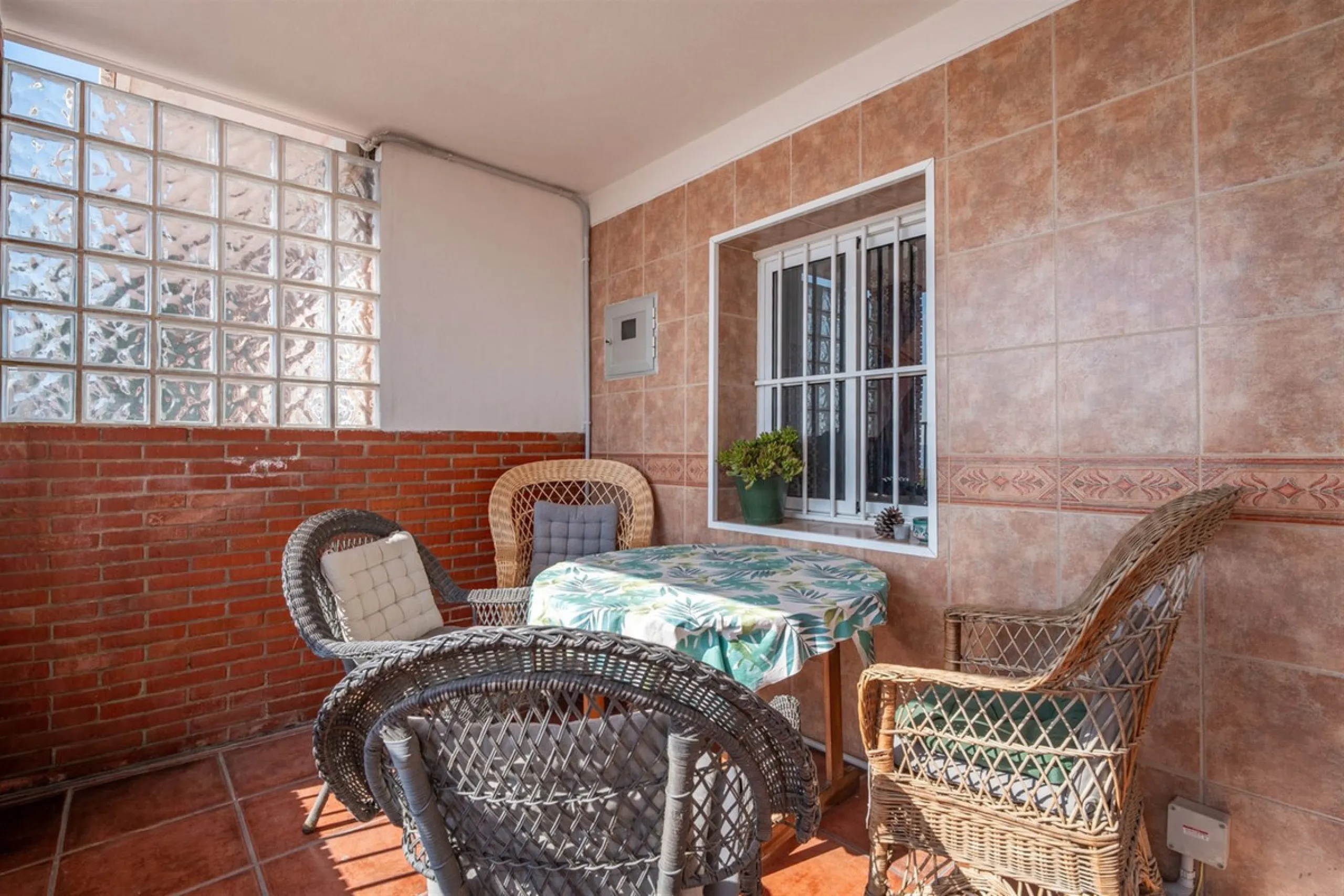 Located on the absolute frontline of the sea in the charming area of El Palo, this is a truly unique property that rarely comes onto the market.