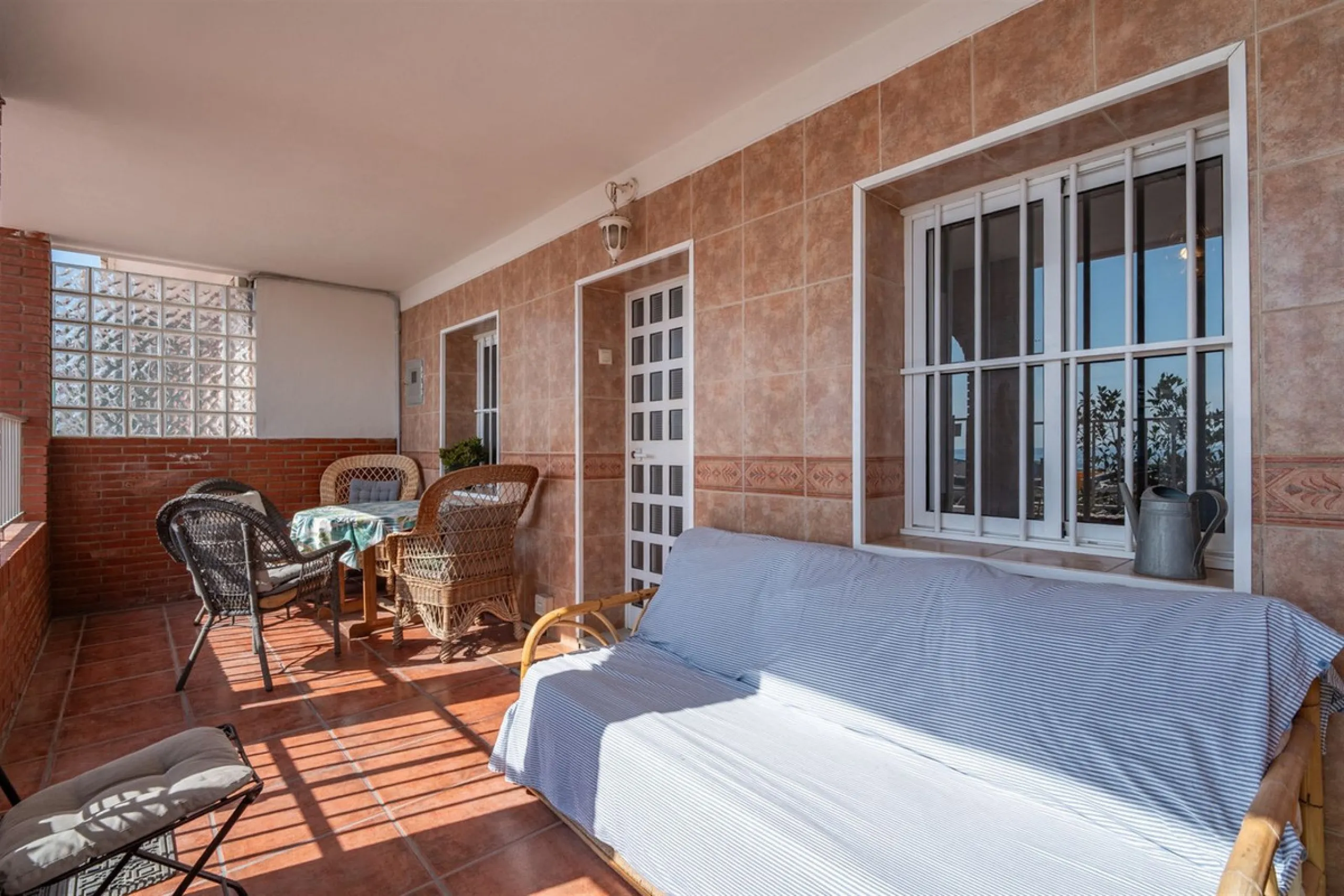 Located on the absolute frontline of the sea in the charming area of El Palo, this is a truly unique property that rarely comes onto the market.