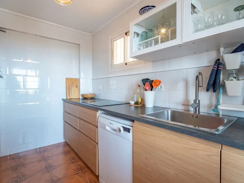 Located on the absolute frontline of the sea in the charming area of El Palo, this is a truly unique property that rarely comes onto the market.