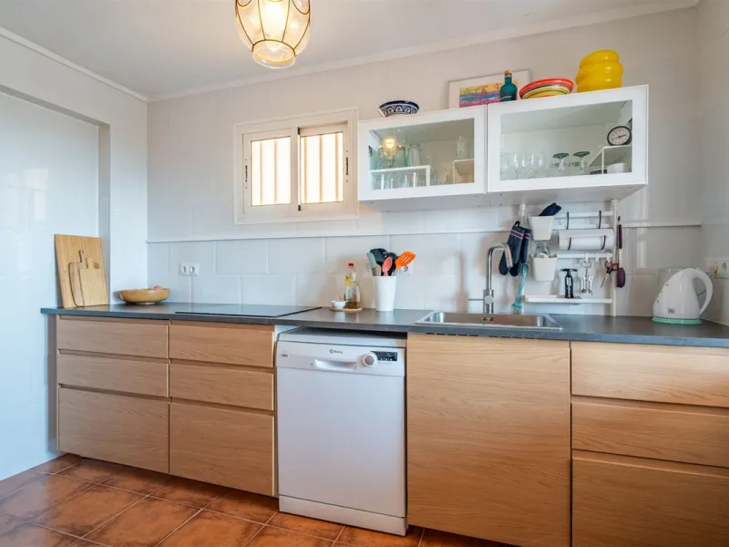 Located on the absolute frontline of the sea in the charming area of El Palo, this is a truly unique property that rarely comes onto the market.