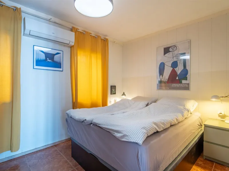 Located on the absolute frontline of the sea in the charming area of El Palo, this is a truly unique property that rarely comes onto the market.