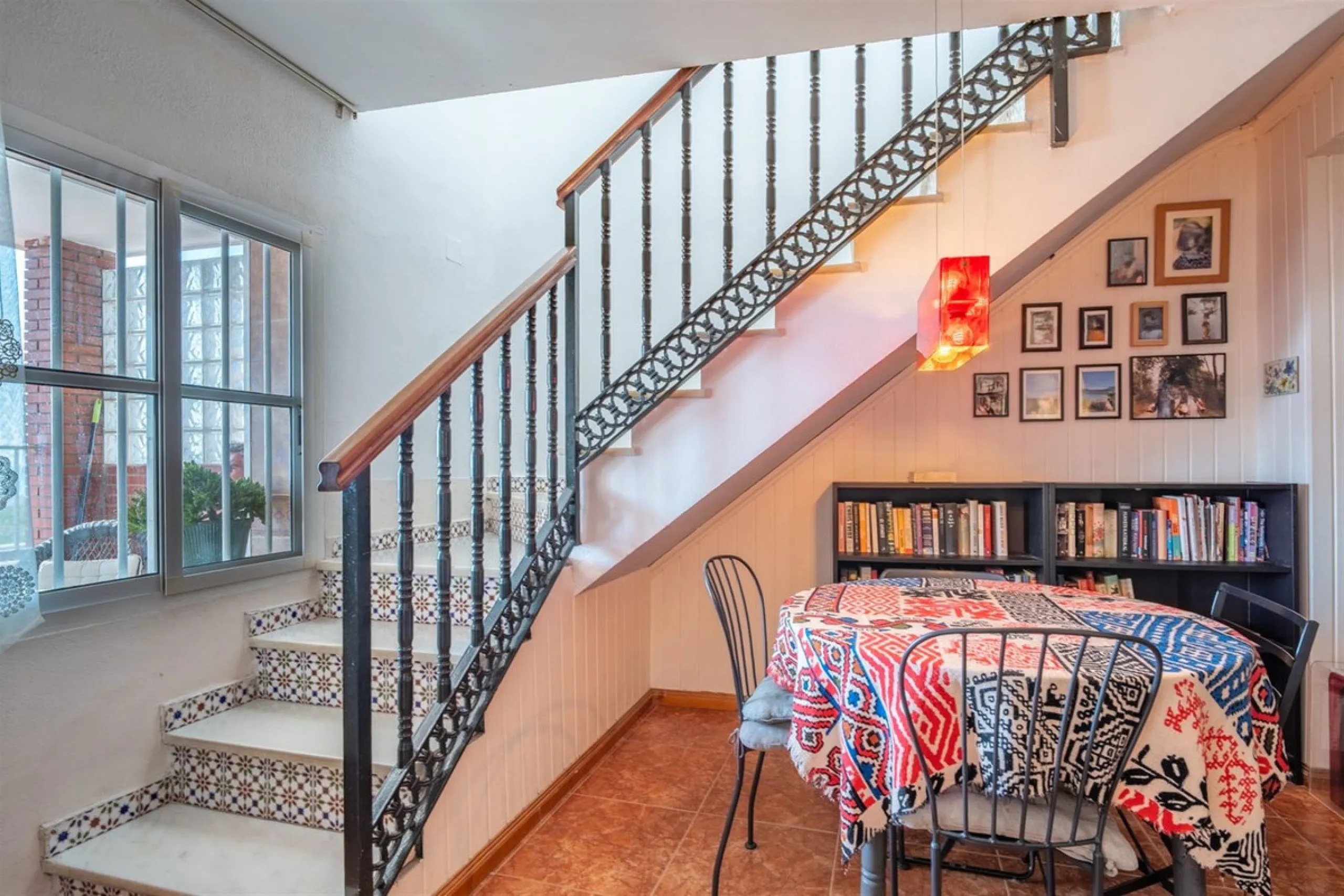 Located on the absolute frontline of the sea in the charming area of El Palo, this is a truly unique property that rarely comes onto the market.