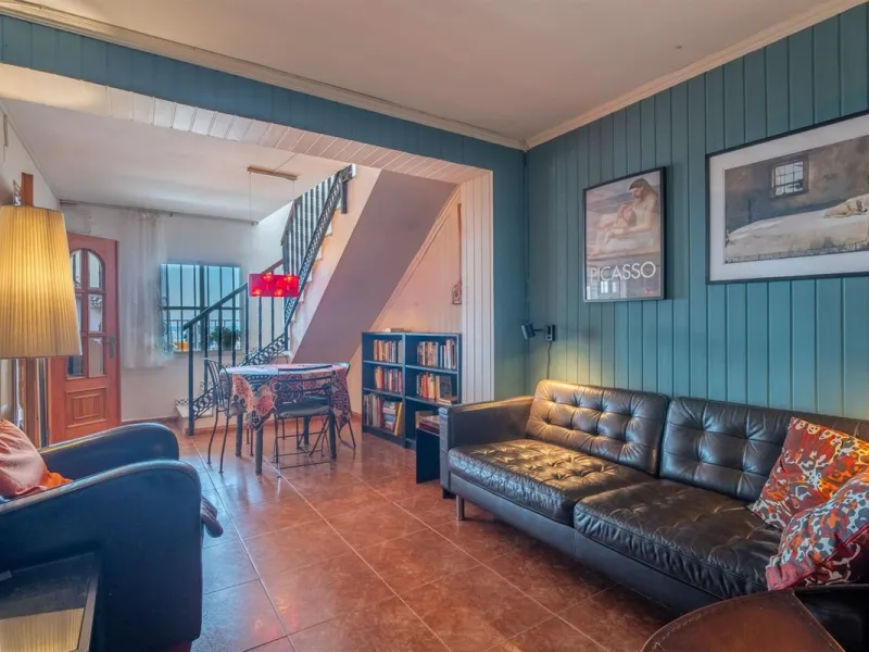 Located on the absolute frontline of the sea in the charming area of El Palo, this is a truly unique property that rarely comes onto the market.