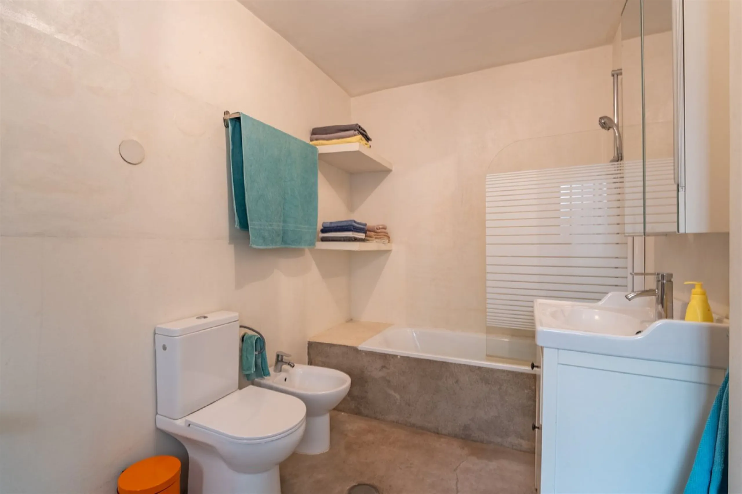 Located on the absolute frontline of the sea in the charming area of El Palo, this is a truly unique property that rarely comes onto the market.