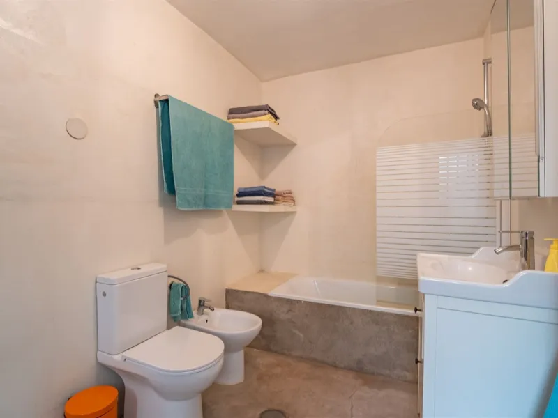 Located on the absolute frontline of the sea in the charming area of El Palo, this is a truly unique property that rarely comes onto the market.