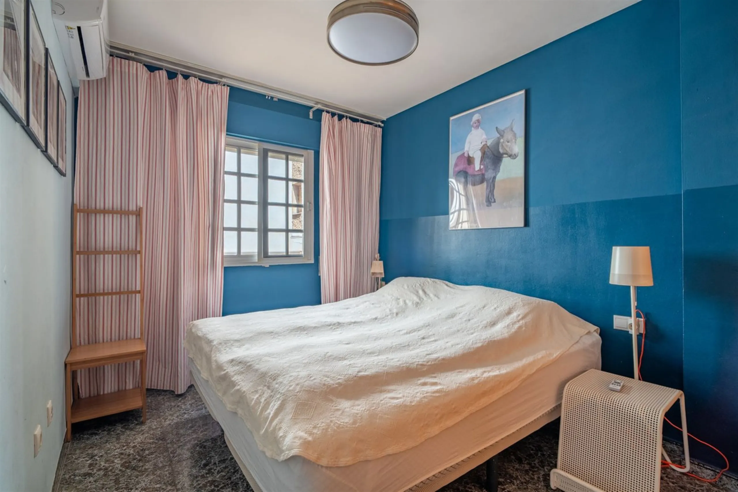 Located on the absolute frontline of the sea in the charming area of El Palo, this is a truly unique property that rarely comes onto the market.