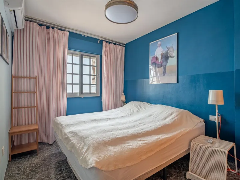 Located on the absolute frontline of the sea in the charming area of El Palo, this is a truly unique property that rarely comes onto the market.