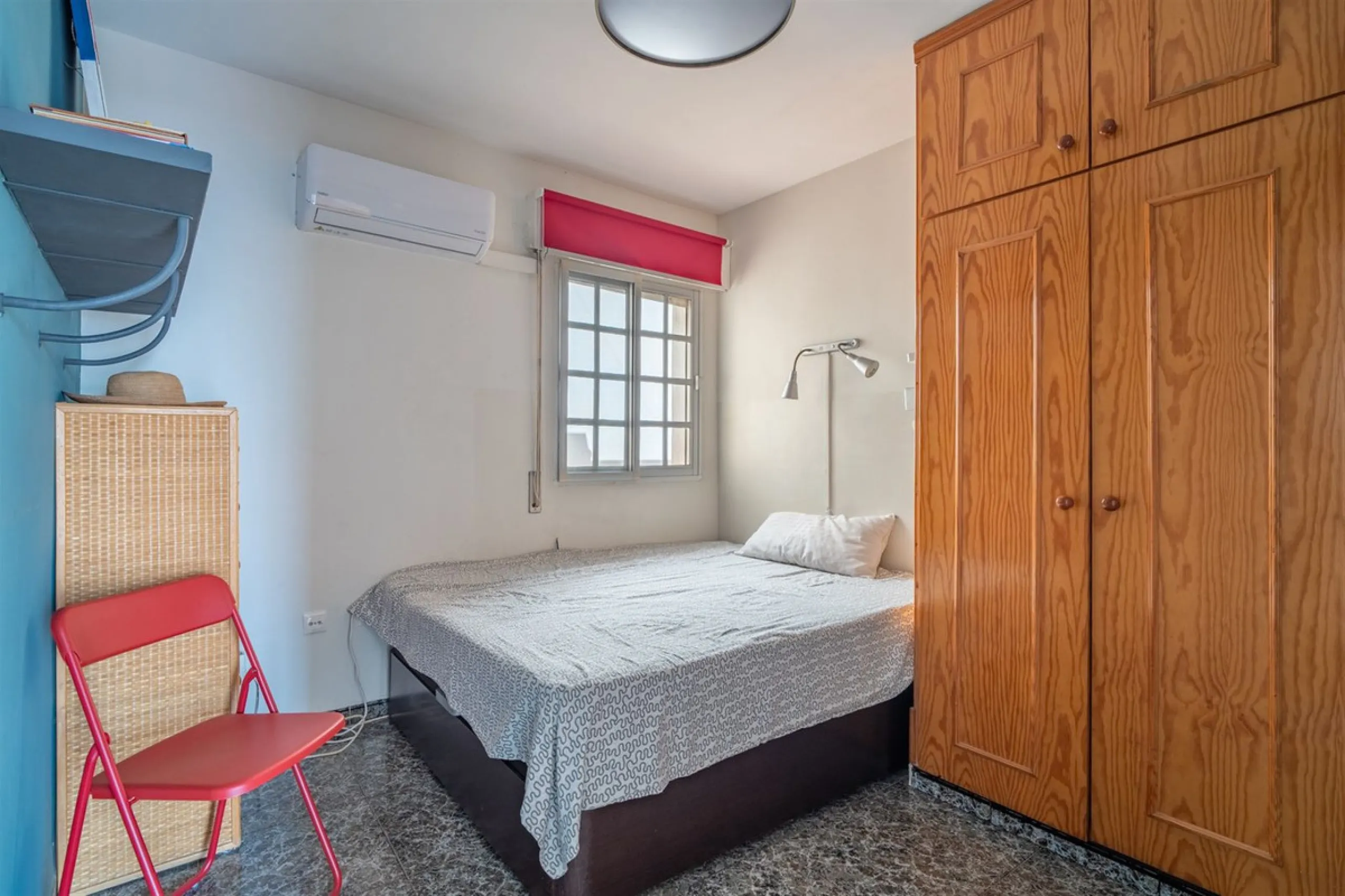 Located on the absolute frontline of the sea in the charming area of El Palo, this is a truly unique property that rarely comes onto the market.