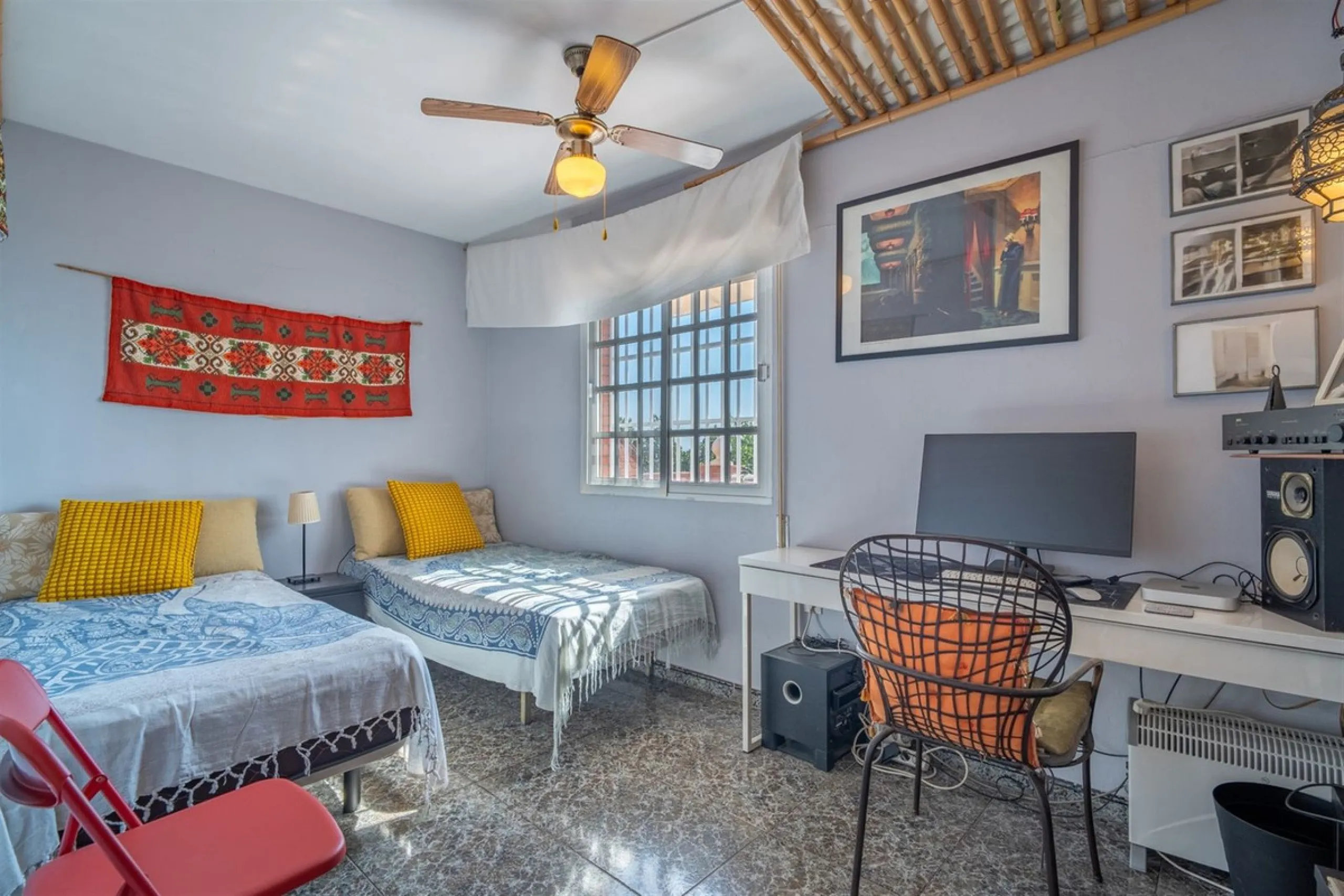 Located on the absolute frontline of the sea in the charming area of El Palo, this is a truly unique property that rarely comes onto the market.