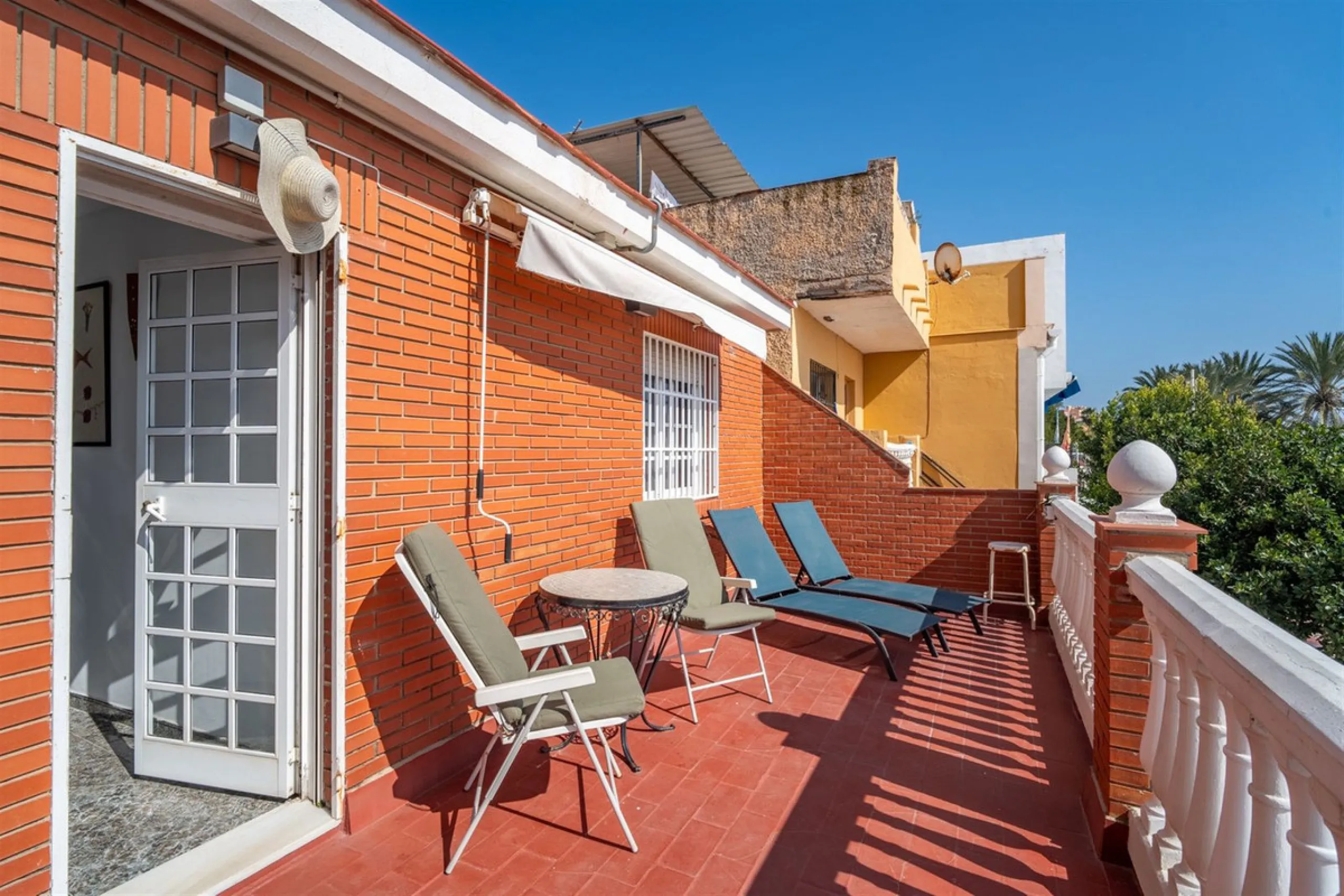 Located on the absolute frontline of the sea in the charming area of El Palo, this is a truly unique property that rarely comes onto the market.