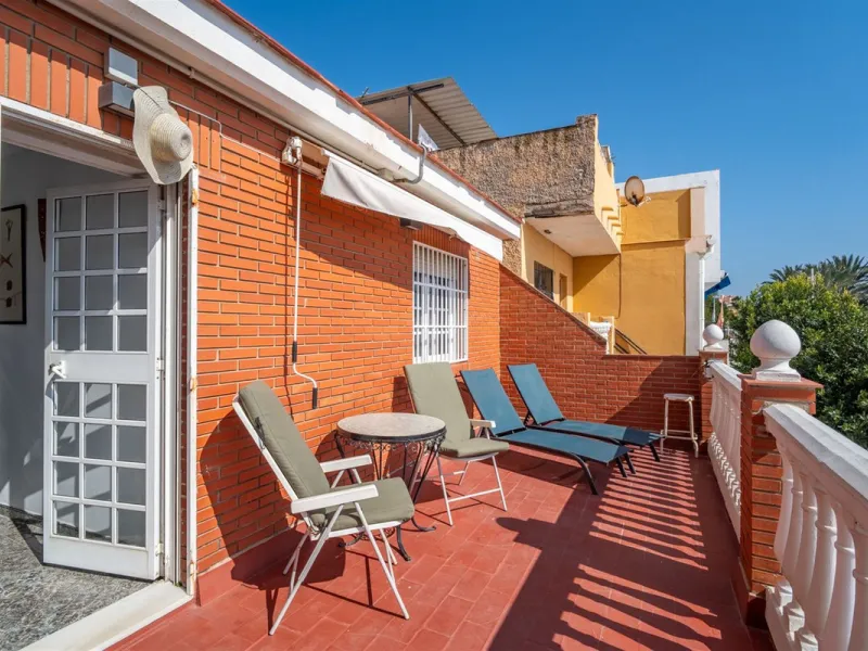 Located on the absolute frontline of the sea in the charming area of El Palo, this is a truly unique property that rarely comes onto the market.
