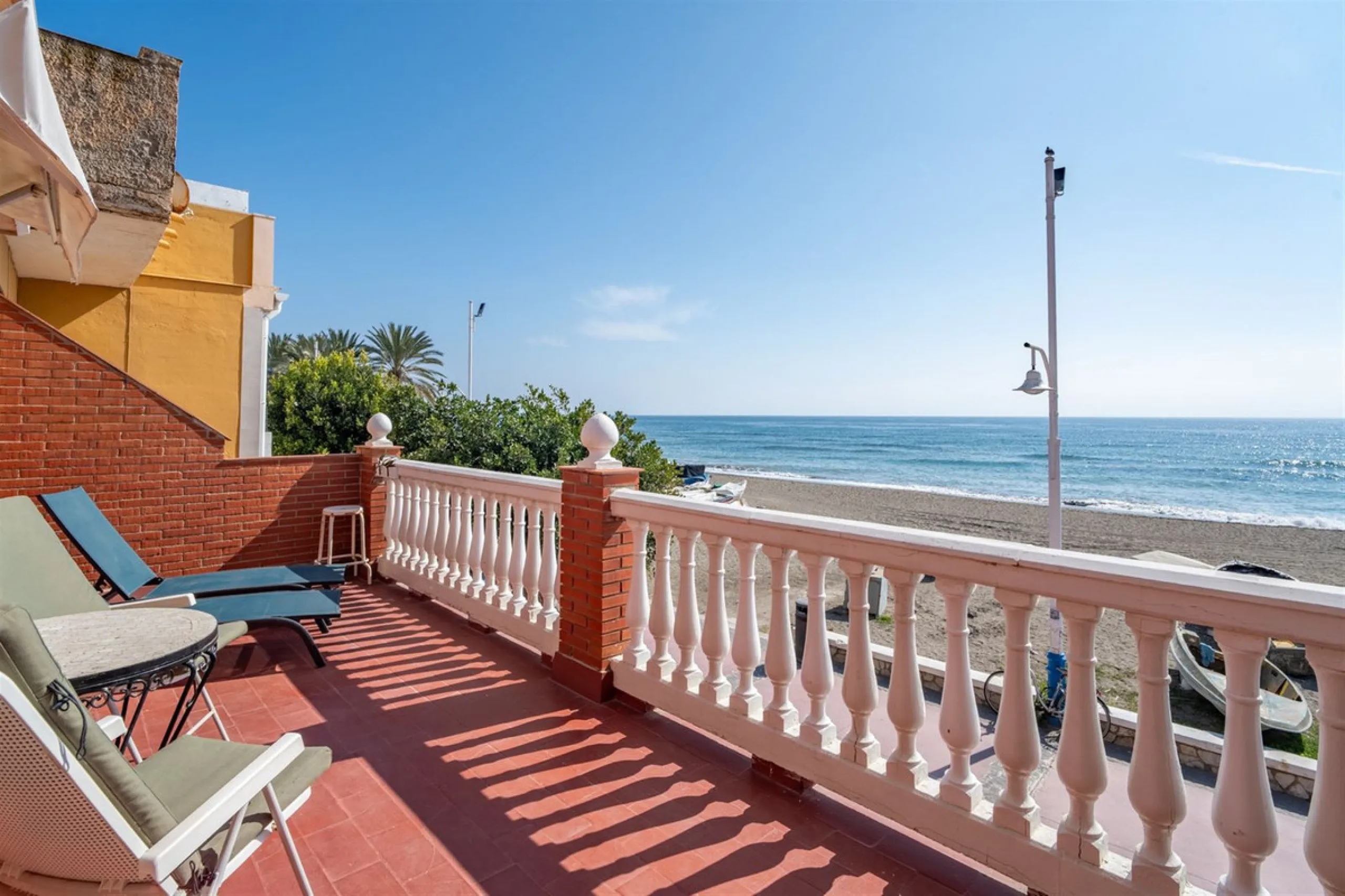 Located on the absolute frontline of the sea in the charming area of El Palo, this is a truly unique property that rarely comes onto the market.