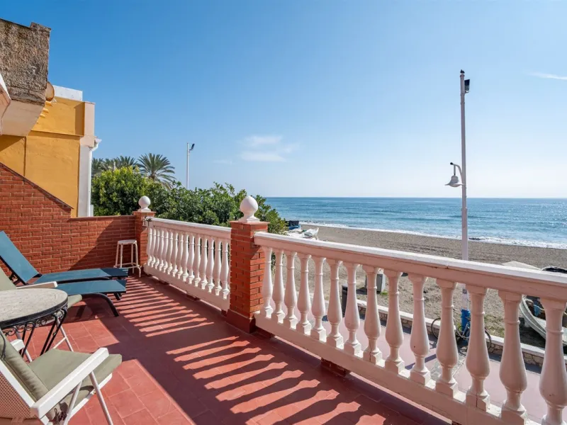 Located on the absolute frontline of the sea in the charming area of El Palo, this is a truly unique property that rarely comes onto the market.