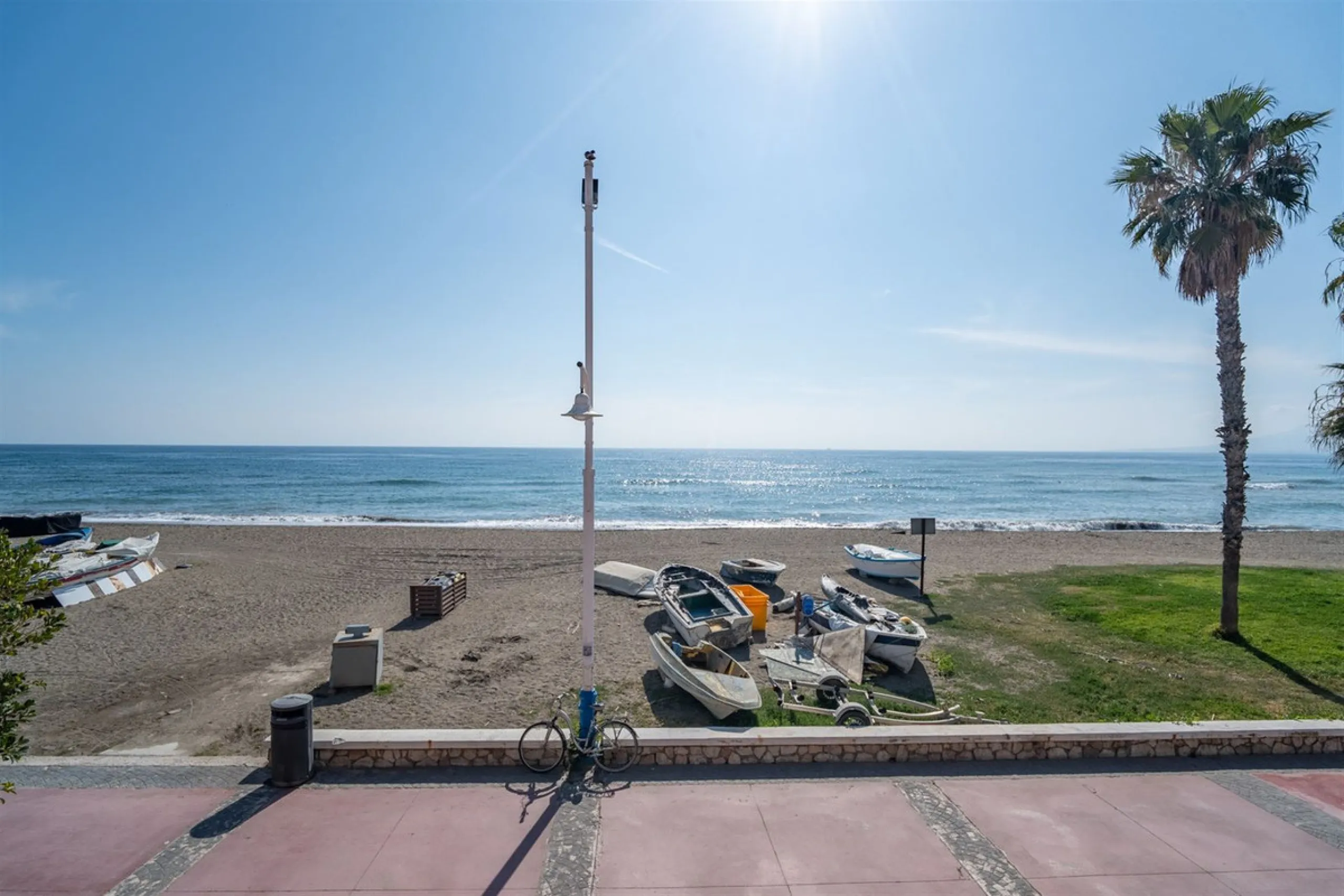 Located on the absolute frontline of the sea in the charming area of El Palo, this is a truly unique property that rarely comes onto the market.