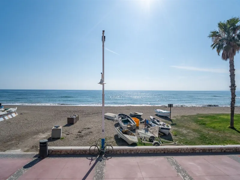 Located on the absolute frontline of the sea in the charming area of El Palo, this is a truly unique property that rarely comes onto the market.
