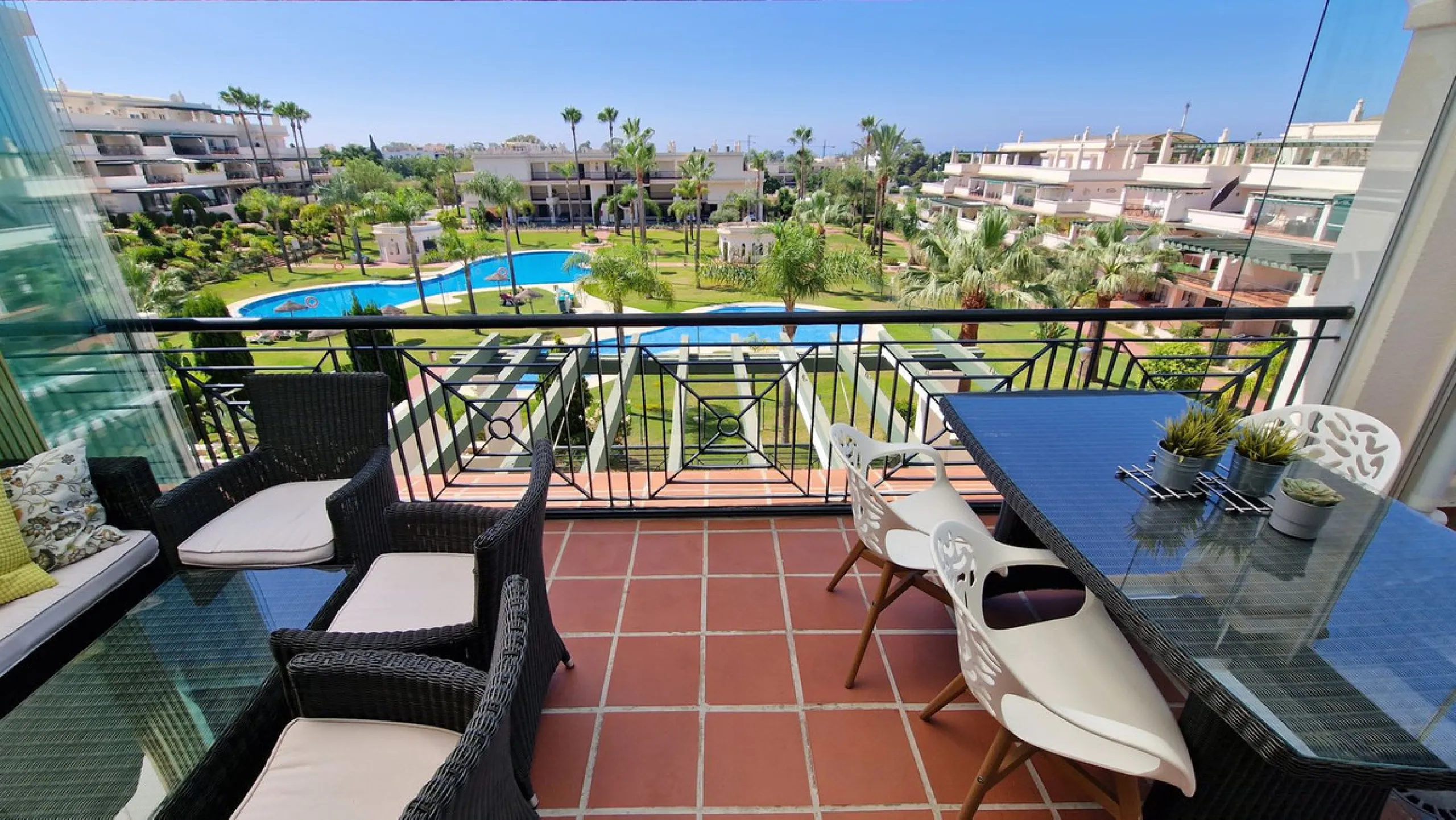 MARBELLA, Nueva Andalucía | South Facing -Top-Floor Apartment | 2 Bed · 2 Bath | Large Sunny Terrace