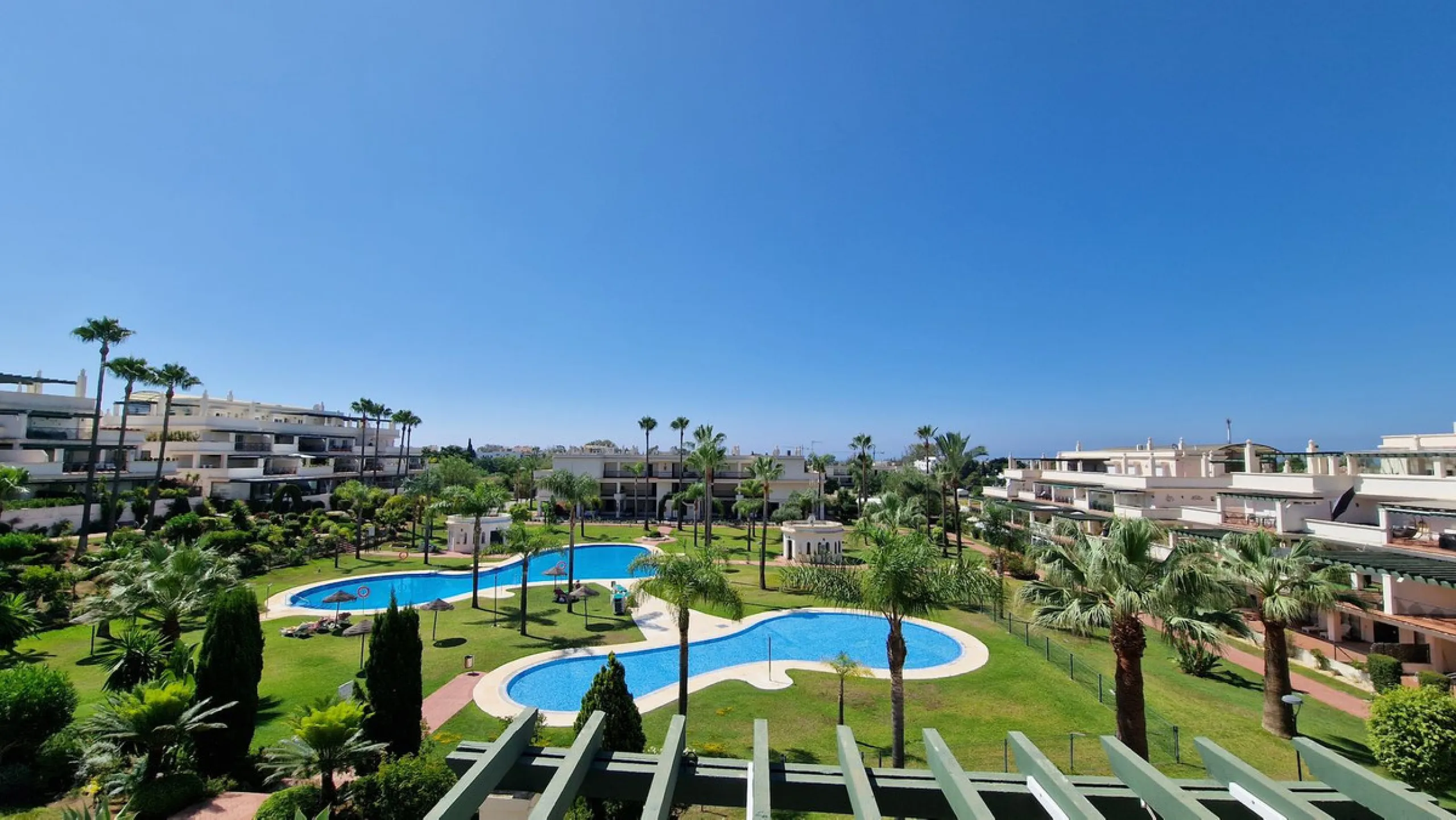 MARBELLA, Nueva Andalucía | South Facing -Top-Floor Apartment | 2 Bed · 2 Bath | Large Sunny Terrace