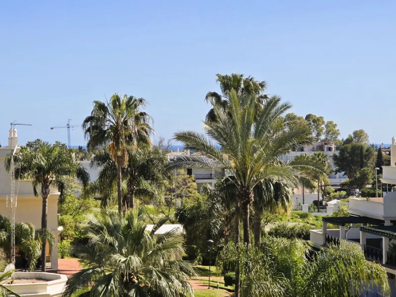 MARBELLA, Nueva Andalucía | South Facing -Top-Floor Apartment | 2 Bed · 2 Bath | Large Sunny Terrace