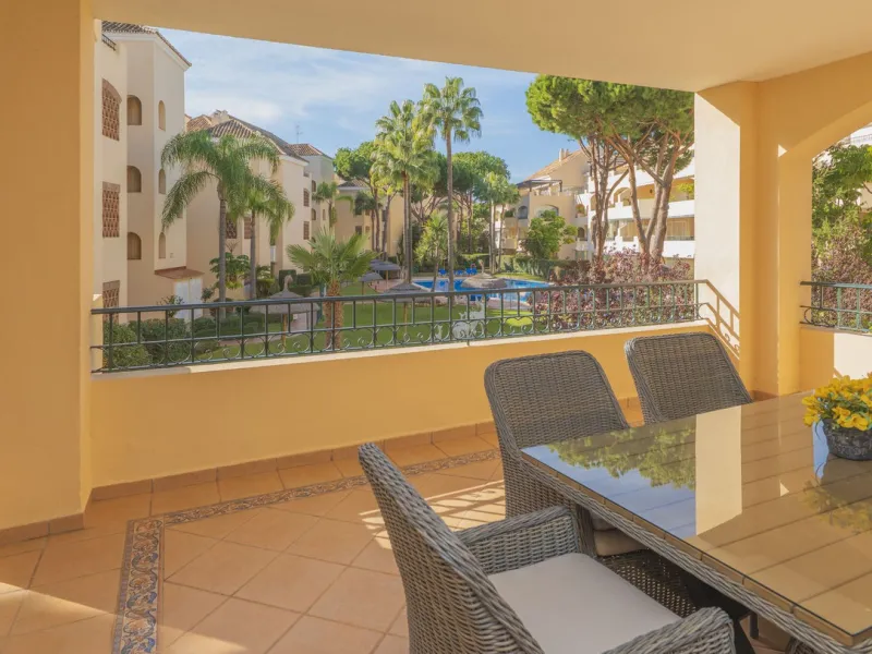 Great Middle Floor Apartment at Hacienda Playa, Elviria beachside. The best and most important development beachside Elviria would be Hacienda Playa Complex, made up of several phases and boasting high end building materials and finishes, as well as prope