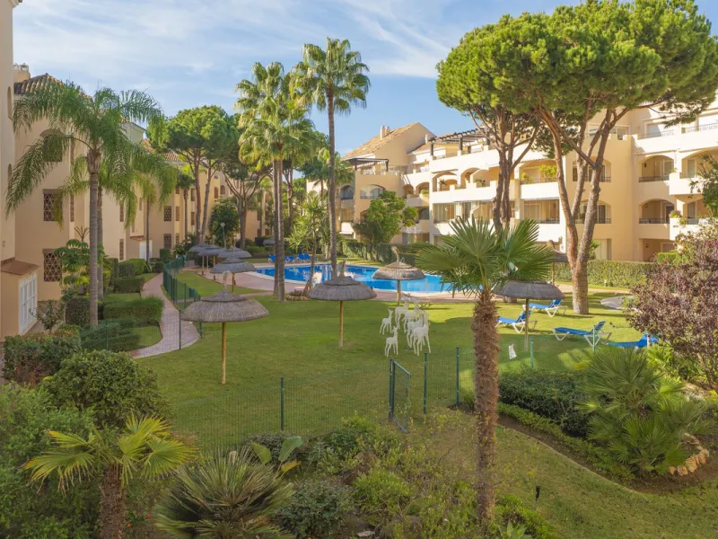 Great Middle Floor Apartment at Hacienda Playa, Elviria beachside. The best and most important development beachside Elviria would be Hacienda Playa Complex, made up of several phases and boasting high end building materials and finishes, as well as prope