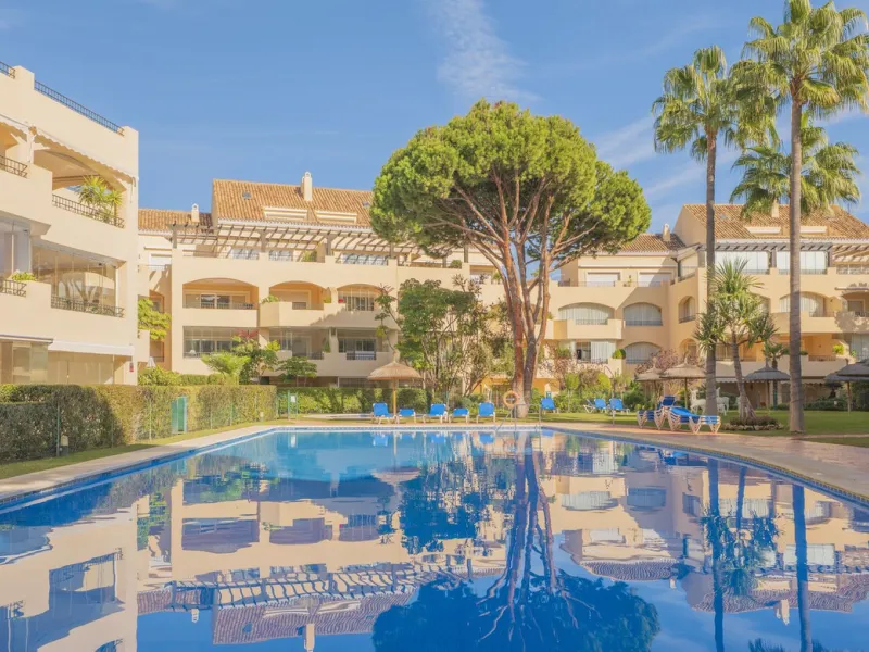 Great Middle Floor Apartment at Hacienda Playa, Elviria beachside. The best and most important development beachside Elviria would be Hacienda Playa Complex, made up of several phases and boasting high end building materials and finishes, as well as prope