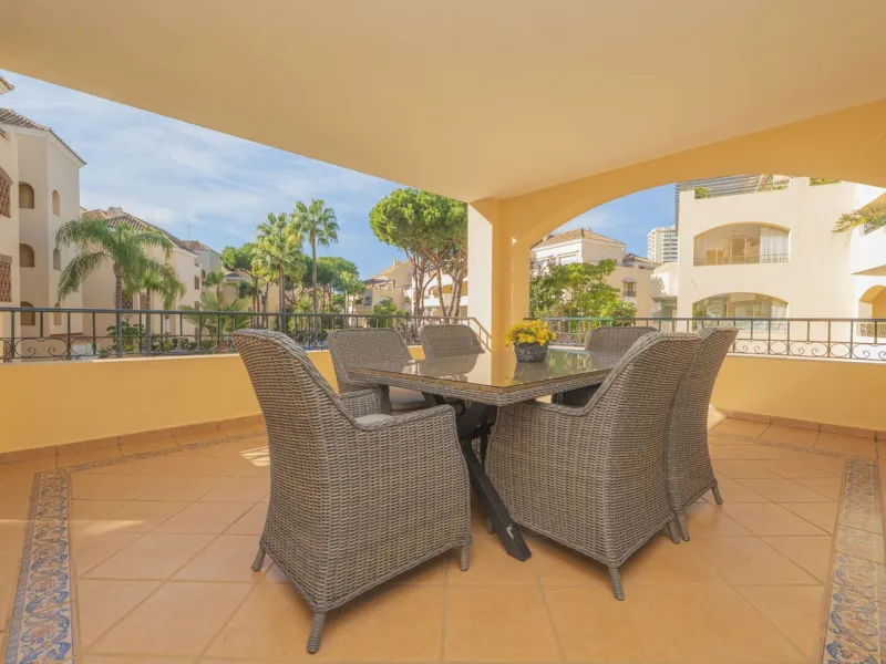 Great Middle Floor Apartment at Hacienda Playa, Elviria beachside. The best and most important development beachside Elviria would be Hacienda Playa Complex, made up of several phases and boasting high end building materials and finishes, as well as prope