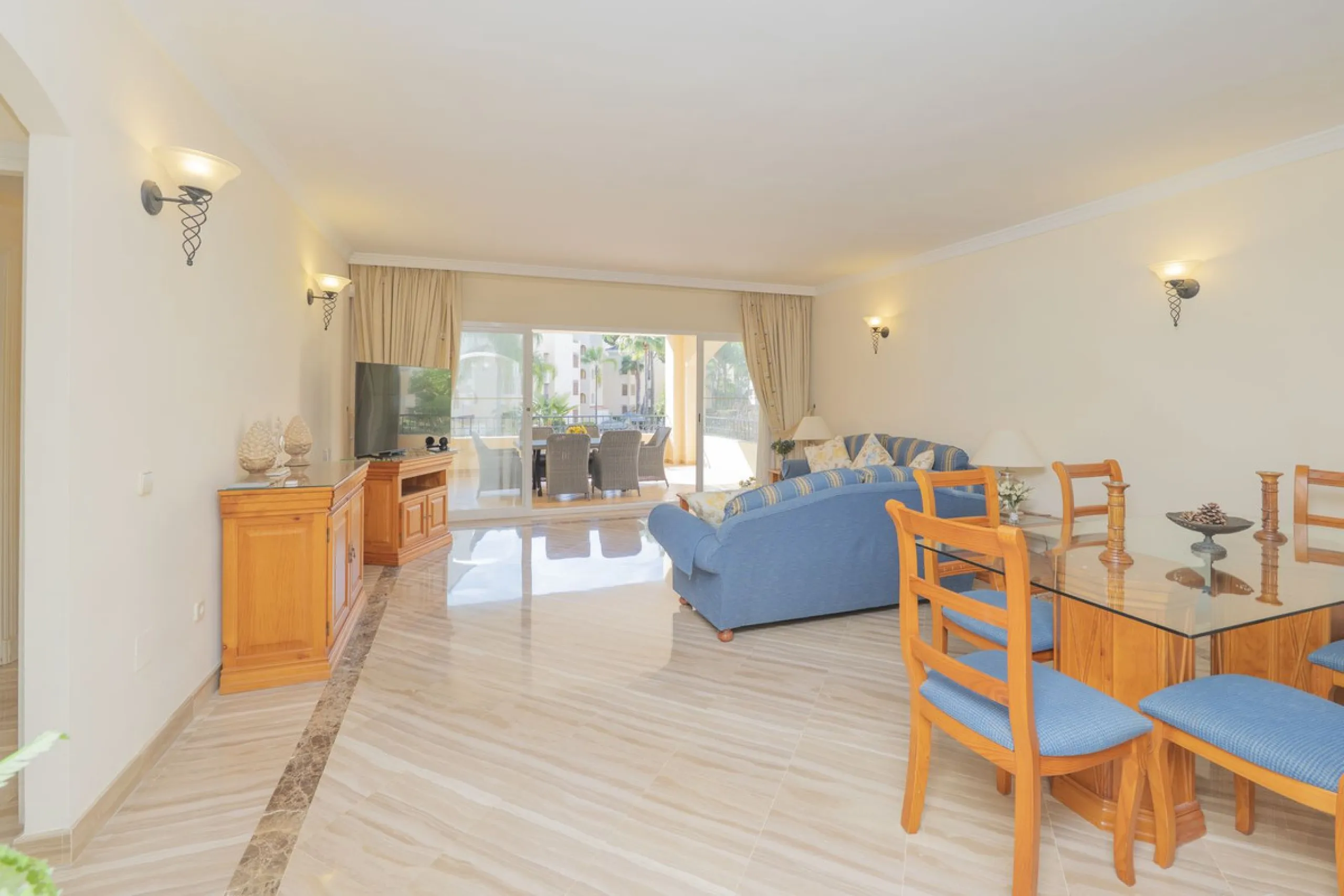 Great Middle Floor Apartment at Hacienda Playa, Elviria beachside. The best and most important development beachside Elviria would be Hacienda Playa Complex, made up of several phases and boasting high end building materials and finishes, as well as prope