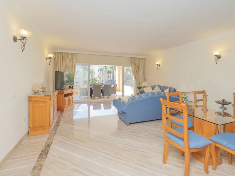 Great Middle Floor Apartment at Hacienda Playa, Elviria beachside. The best and most important development beachside Elviria would be Hacienda Playa Complex, made up of several phases and boasting high end building materials and finishes, as well as prope