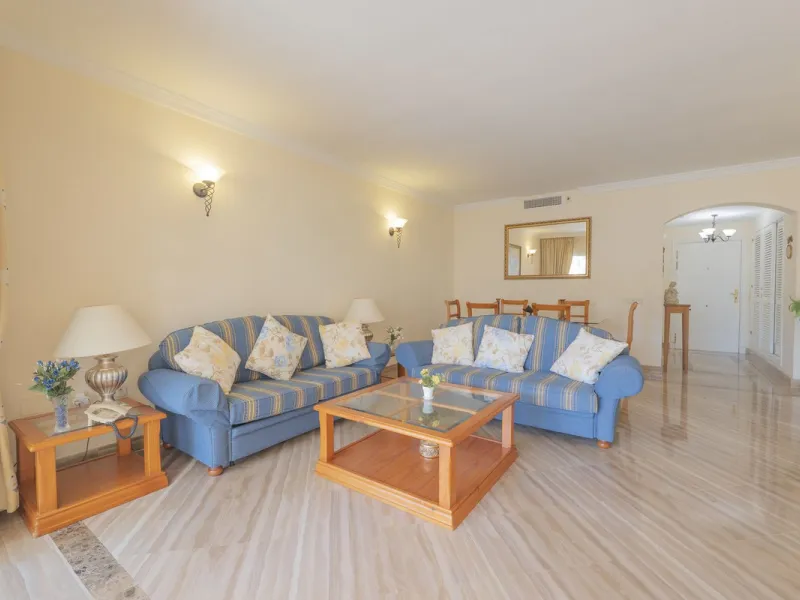 Great Middle Floor Apartment at Hacienda Playa, Elviria beachside. The best and most important development beachside Elviria would be Hacienda Playa Complex, made up of several phases and boasting high end building materials and finishes, as well as prope