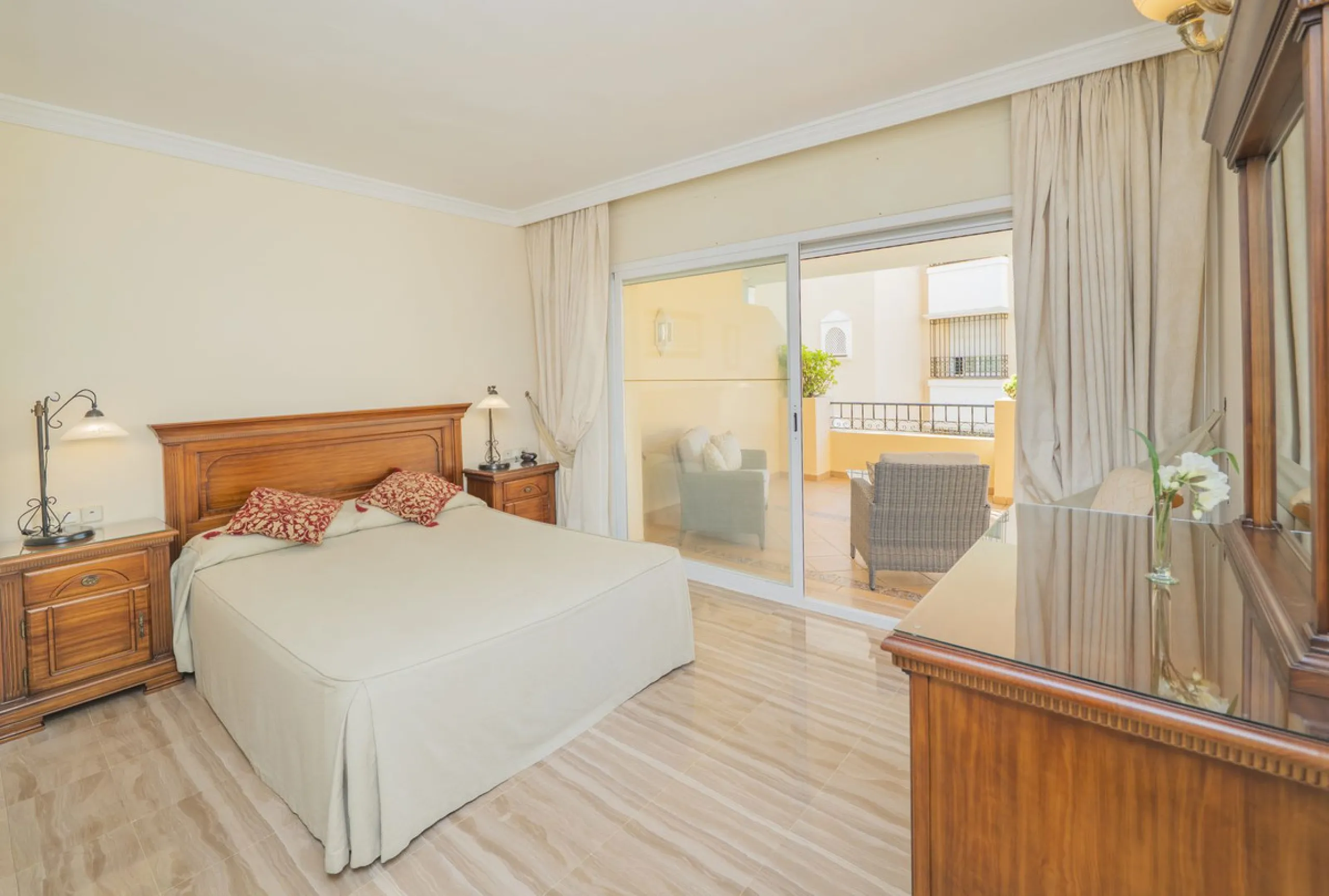 Great Middle Floor Apartment at Hacienda Playa, Elviria beachside. The best and most important development beachside Elviria would be Hacienda Playa Complex, made up of several phases and boasting high end building materials and finishes, as well as prope
