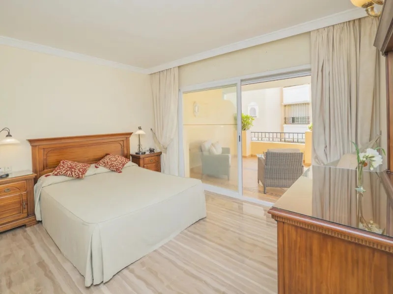 Great Middle Floor Apartment at Hacienda Playa, Elviria beachside. The best and most important development beachside Elviria would be Hacienda Playa Complex, made up of several phases and boasting high end building materials and finishes, as well as prope