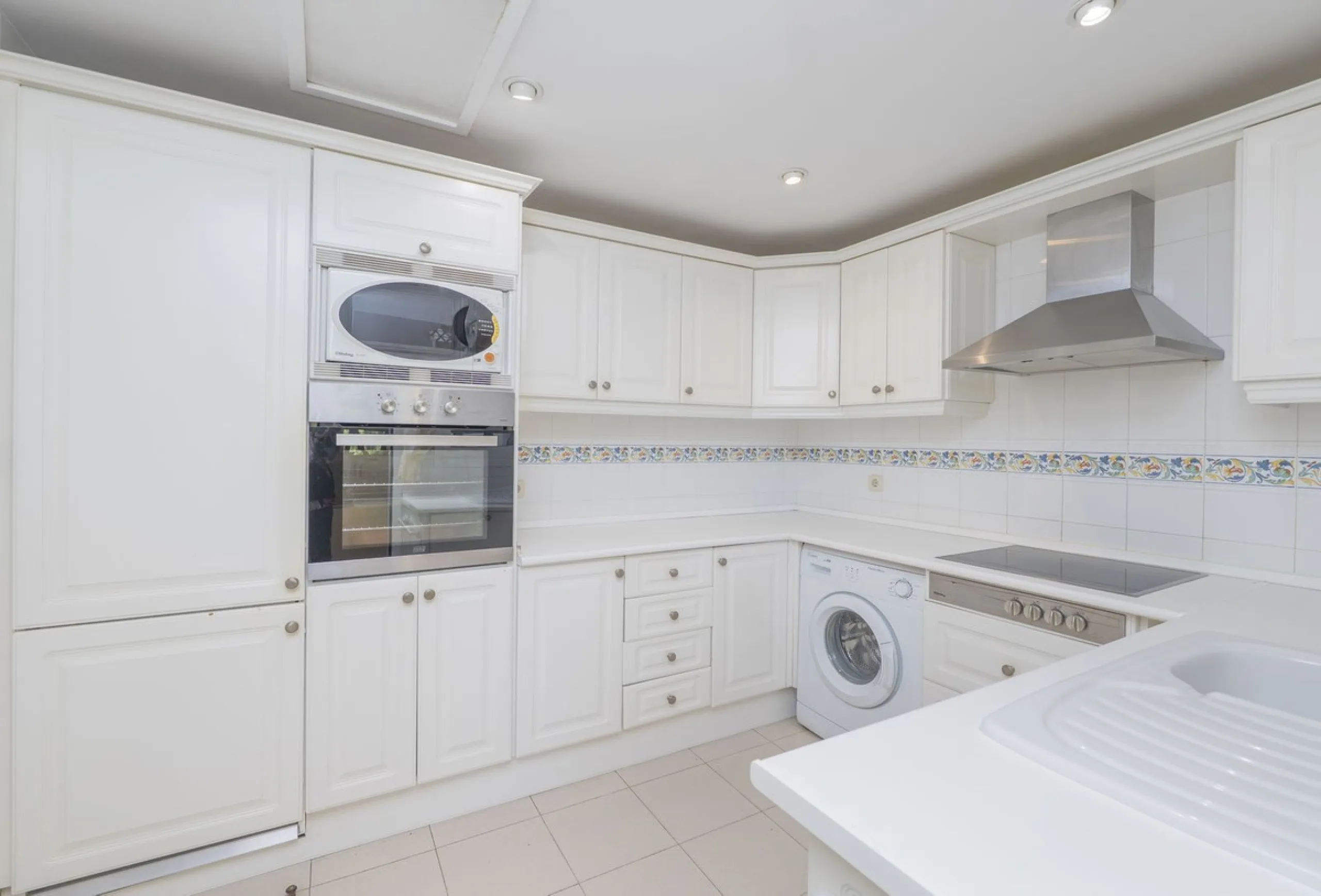 Great Middle Floor Apartment at Hacienda Playa, Elviria beachside. The best and most important development beachside Elviria would be Hacienda Playa Complex, made up of several phases and boasting high end building materials and finishes, as well as prope
