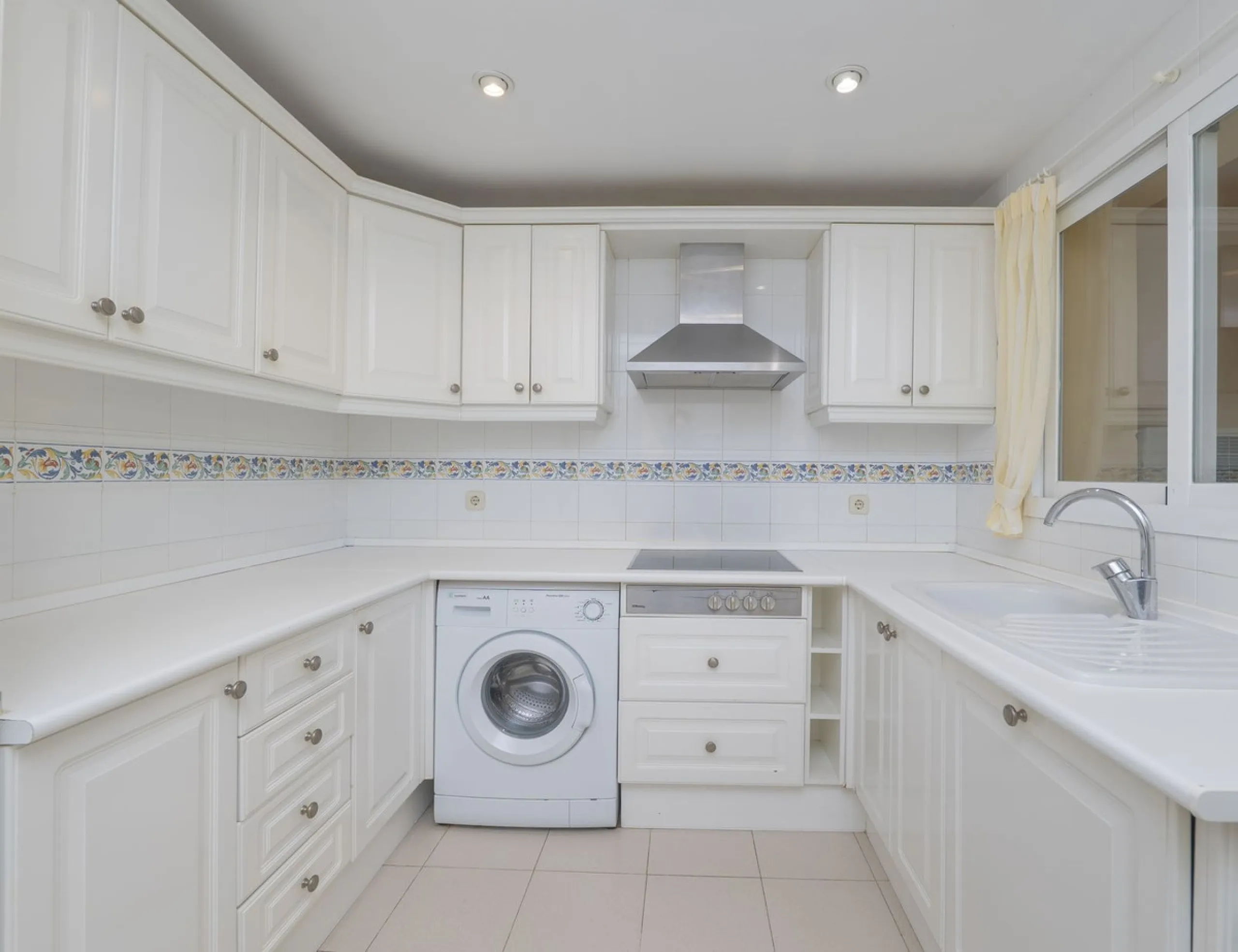 Great Middle Floor Apartment at Hacienda Playa, Elviria beachside. The best and most important development beachside Elviria would be Hacienda Playa Complex, made up of several phases and boasting high end building materials and finishes, as well as prope