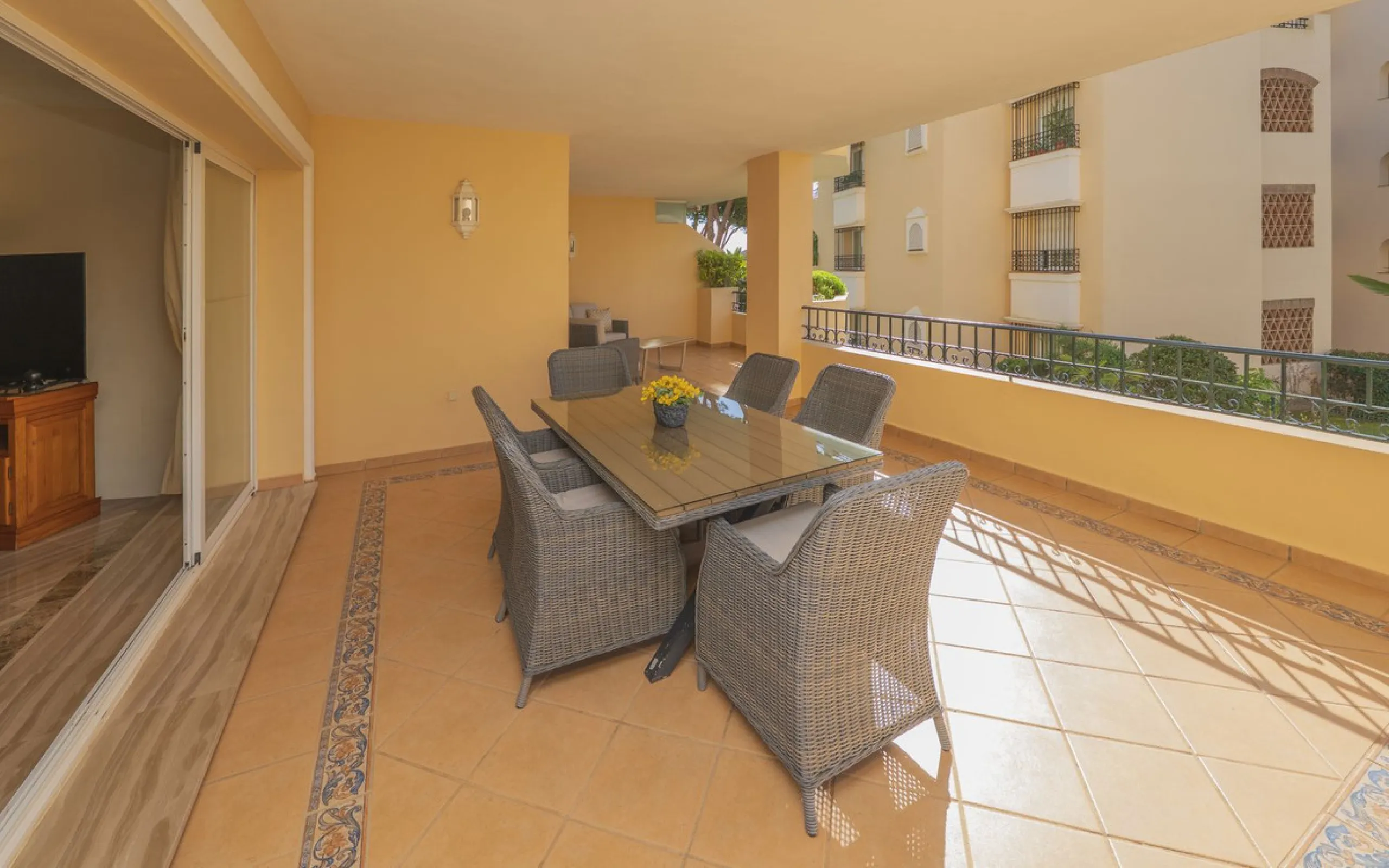 Great Middle Floor Apartment at Hacienda Playa, Elviria beachside. The best and most important development beachside Elviria would be Hacienda Playa Complex, made up of several phases and boasting high end building materials and finishes, as well as prope