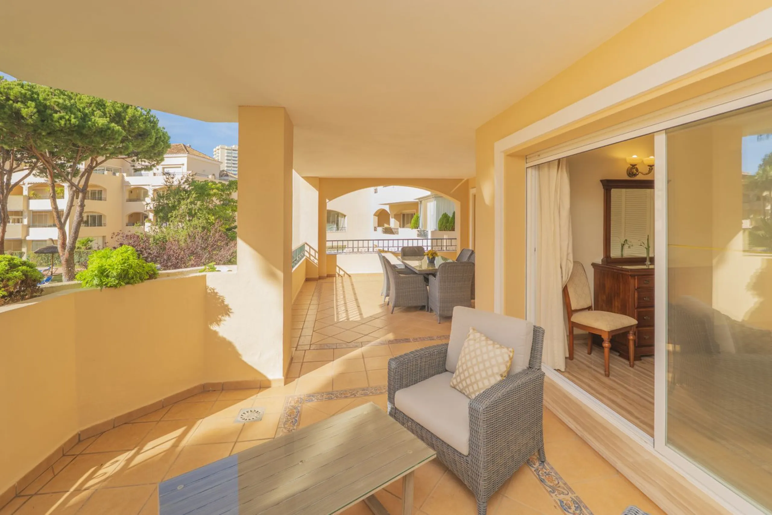 Great Middle Floor Apartment at Hacienda Playa, Elviria beachside. The best and most important development beachside Elviria would be Hacienda Playa Complex, made up of several phases and boasting high end building materials and finishes, as well as prope