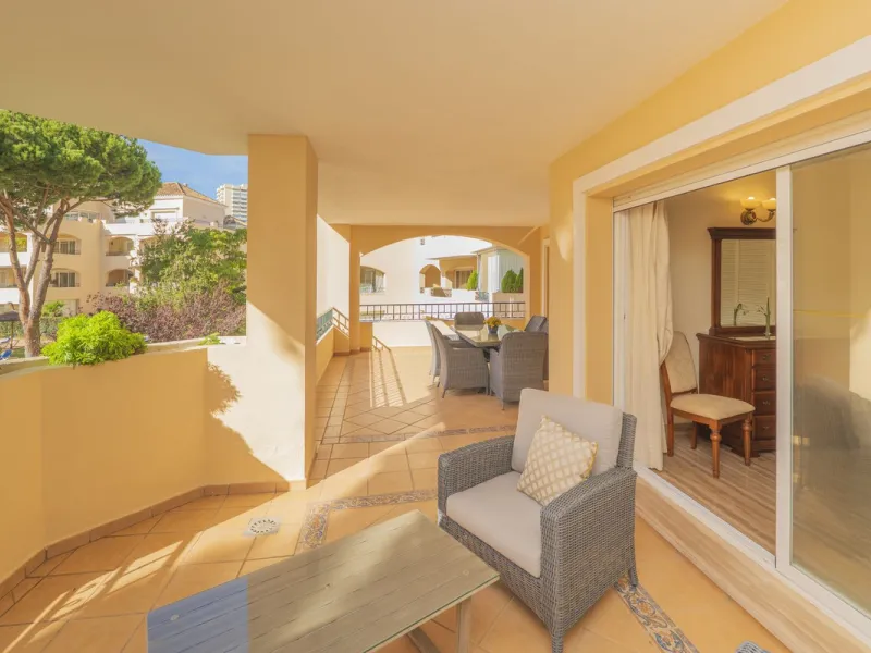 Great Middle Floor Apartment at Hacienda Playa, Elviria beachside. The best and most important development beachside Elviria would be Hacienda Playa Complex, made up of several phases and boasting high end building materials and finishes, as well as prope
