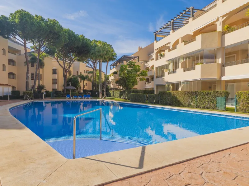 Great Middle Floor Apartment at Hacienda Playa, Elviria beachside. The best and most important development beachside Elviria would be Hacienda Playa Complex, made up of several phases and boasting high end building materials and finishes, as well as prope