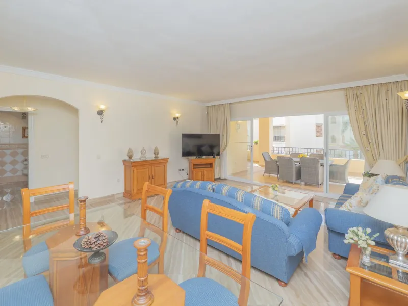 Great Middle Floor Apartment at Hacienda Playa, Elviria beachside. The best and most important development beachside Elviria would be Hacienda Playa Complex, made up of several phases and boasting high end building materials and finishes, as well as prope
