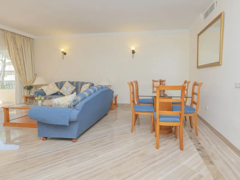 Great Middle Floor Apartment at Hacienda Playa, Elviria beachside. The best and most important development beachside Elviria would be Hacienda Playa Complex, made up of several phases and boasting high end building materials and finishes, as well as prope