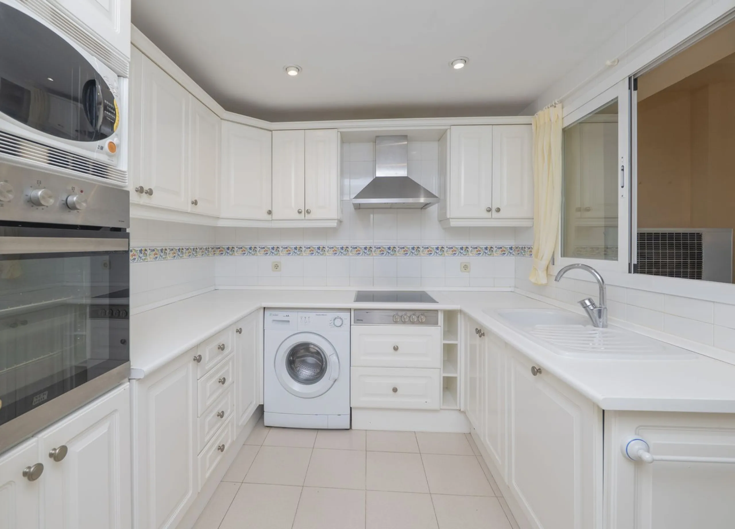 Great Middle Floor Apartment at Hacienda Playa, Elviria beachside. The best and most important development beachside Elviria would be Hacienda Playa Complex, made up of several phases and boasting high end building materials and finishes, as well as prope