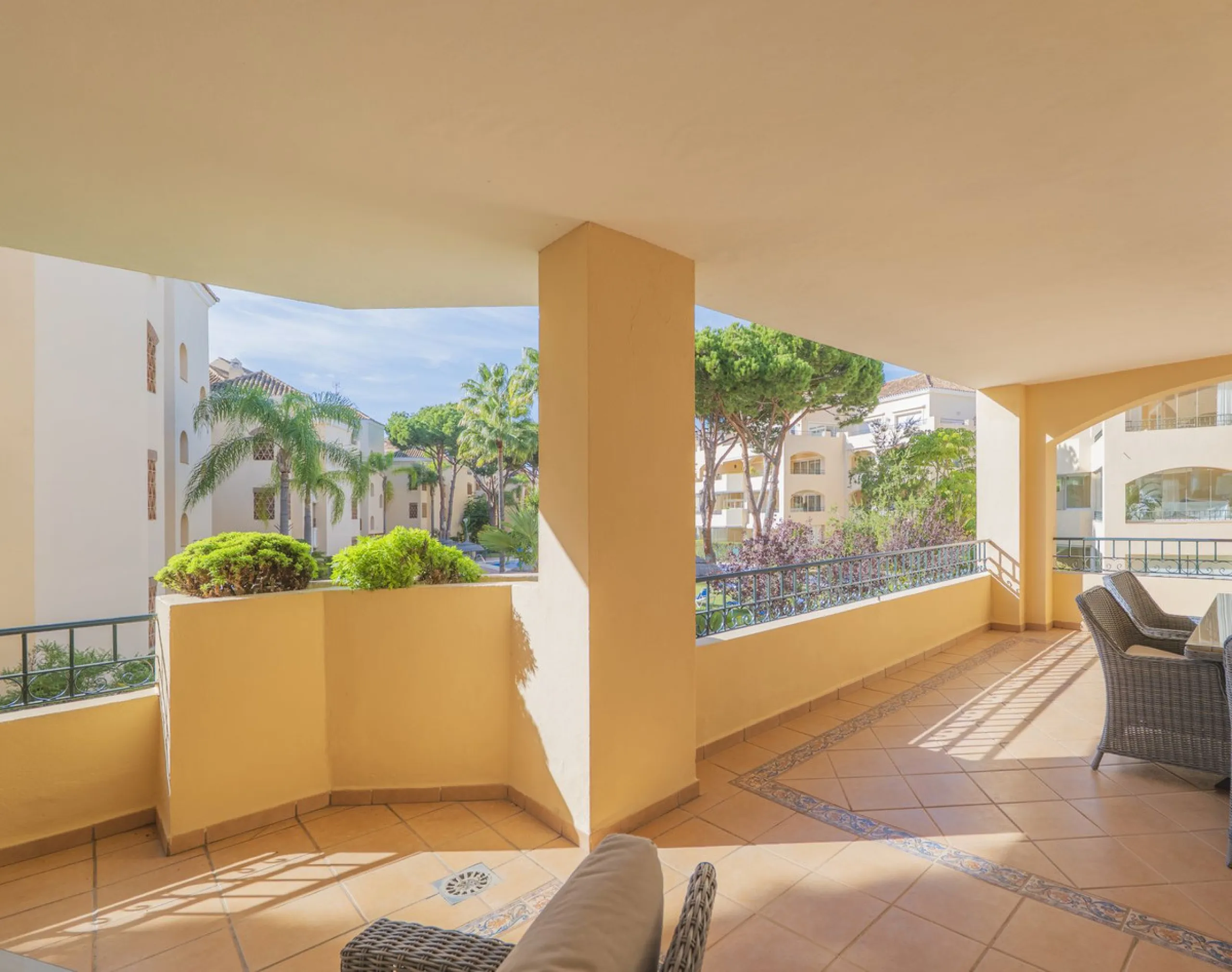 Great Middle Floor Apartment at Hacienda Playa, Elviria beachside. The best and most important development beachside Elviria would be Hacienda Playa Complex, made up of several phases and boasting high end building materials and finishes, as well as prope