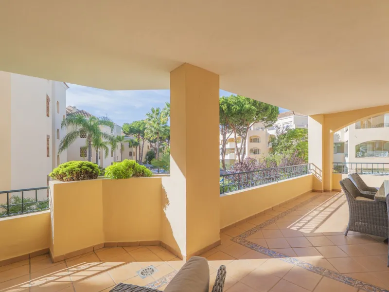 Great Middle Floor Apartment at Hacienda Playa, Elviria beachside. The best and most important development beachside Elviria would be Hacienda Playa Complex, made up of several phases and boasting high end building materials and finishes, as well as prope