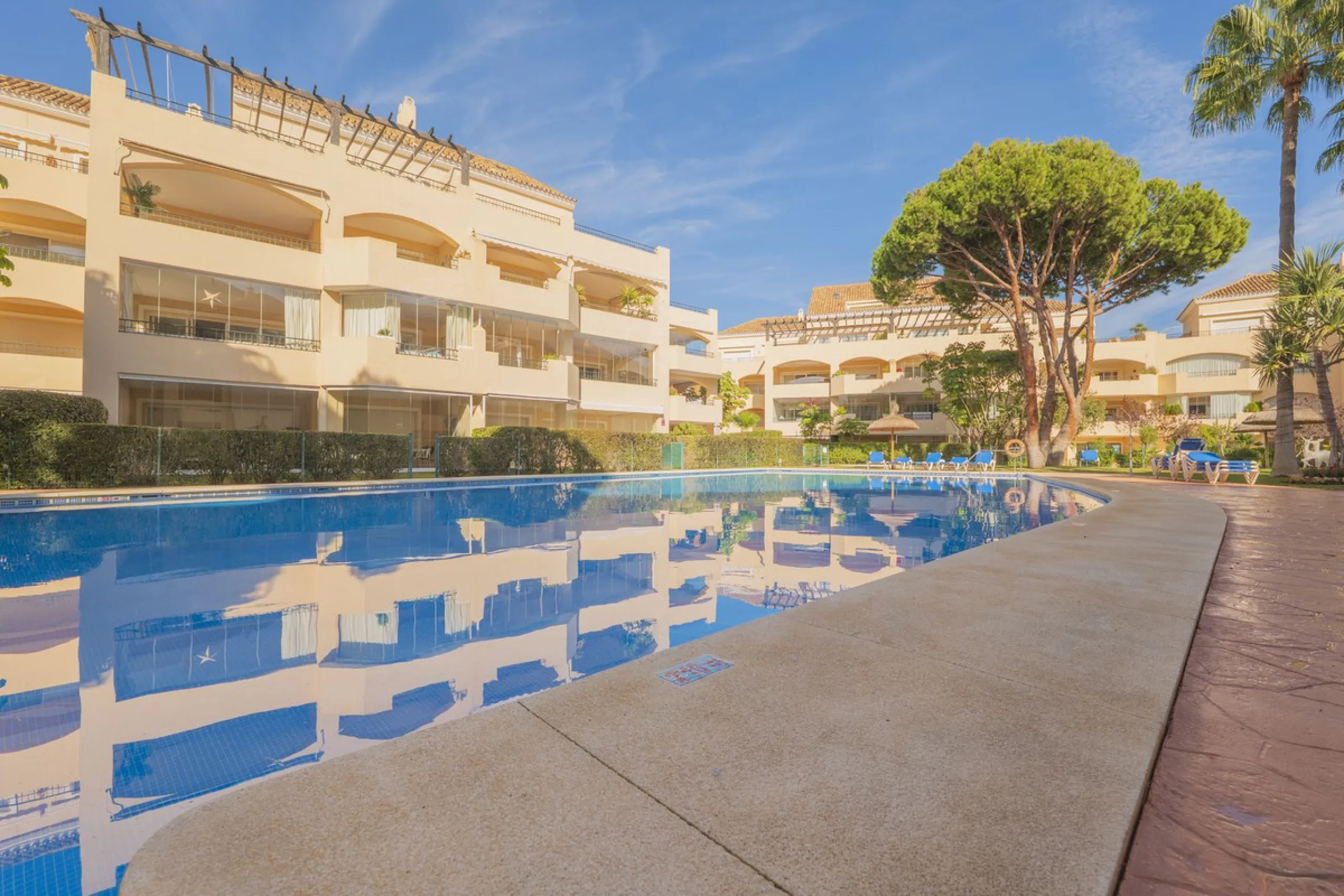 Great Middle Floor Apartment at Hacienda Playa, Elviria beachside. The best and most important development beachside Elviria would be Hacienda Playa Complex, made up of several phases and boasting high end building materials and finishes, as well as prope