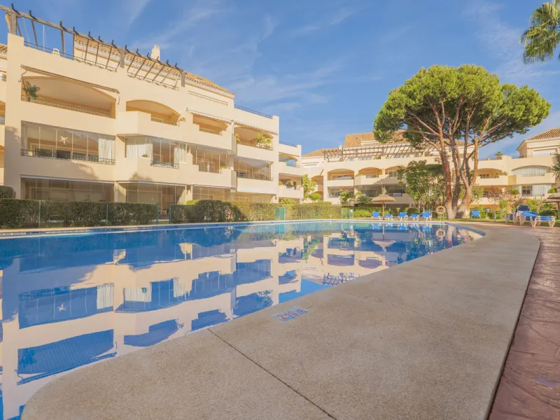 Great Middle Floor Apartment at Hacienda Playa, Elviria beachside. The best and most important development beachside Elviria would be Hacienda Playa Complex, made up of several phases and boasting high end building materials and finishes, as well as prope