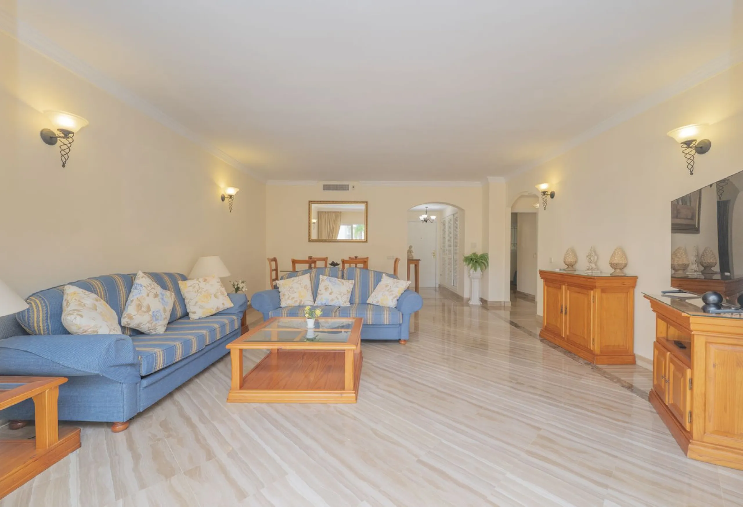 Great Middle Floor Apartment at Hacienda Playa, Elviria beachside. The best and most important development beachside Elviria would be Hacienda Playa Complex, made up of several phases and boasting high end building materials and finishes, as well as prope