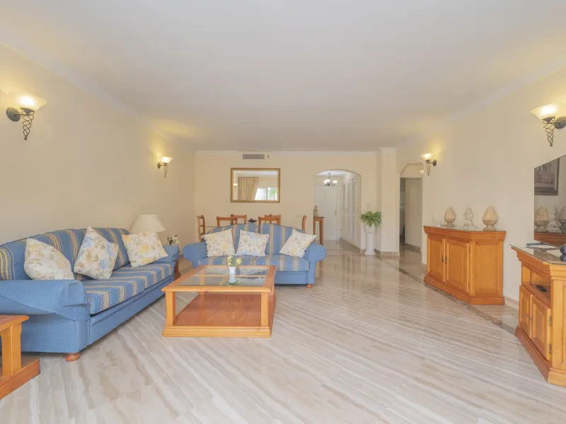 Great Middle Floor Apartment at Hacienda Playa, Elviria beachside. The best and most important development beachside Elviria would be Hacienda Playa Complex, made up of several phases and boasting high end building materials and finishes, as well as prope