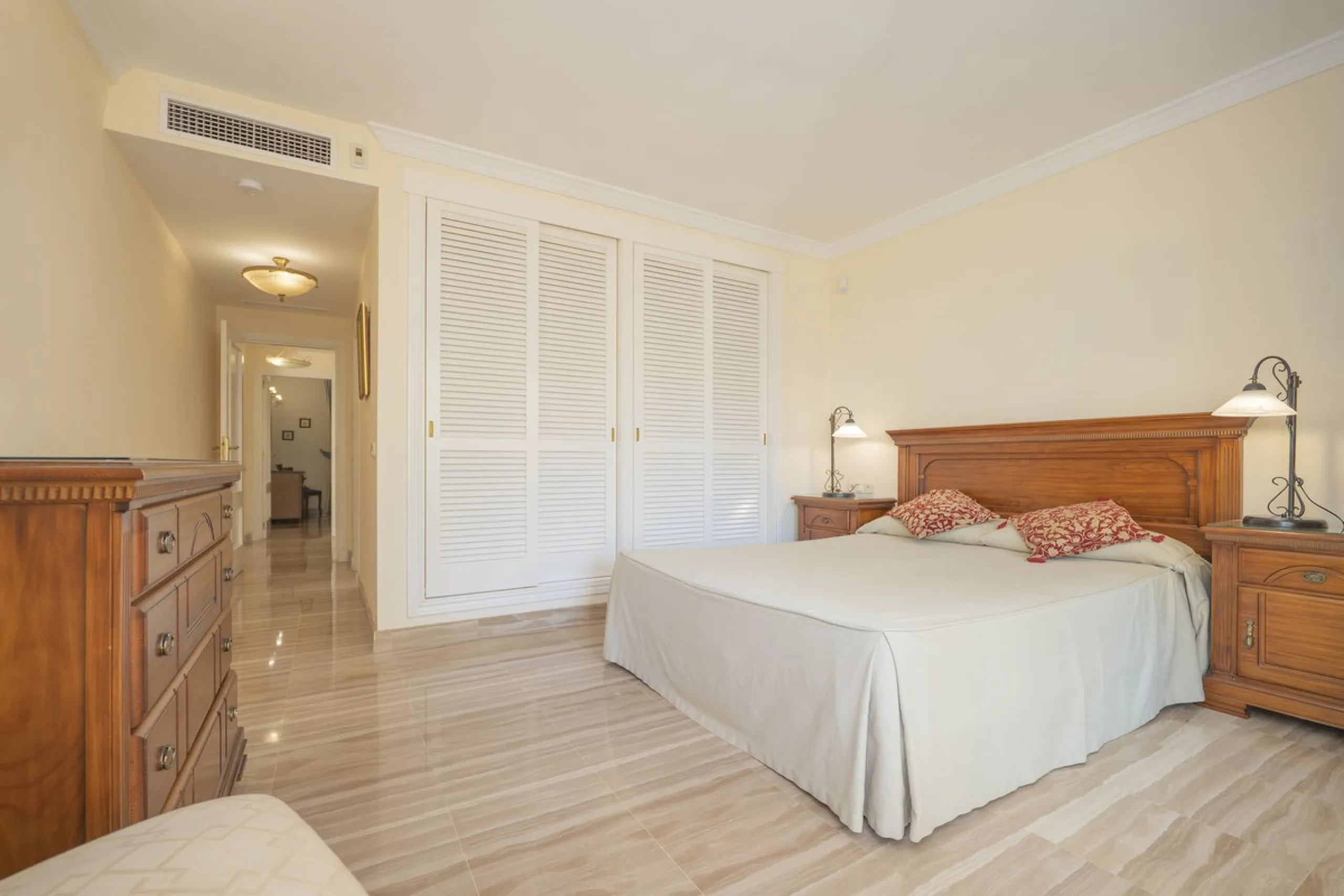 Great Middle Floor Apartment at Hacienda Playa, Elviria beachside. The best and most important development beachside Elviria would be Hacienda Playa Complex, made up of several phases and boasting high end building materials and finishes, as well as prope